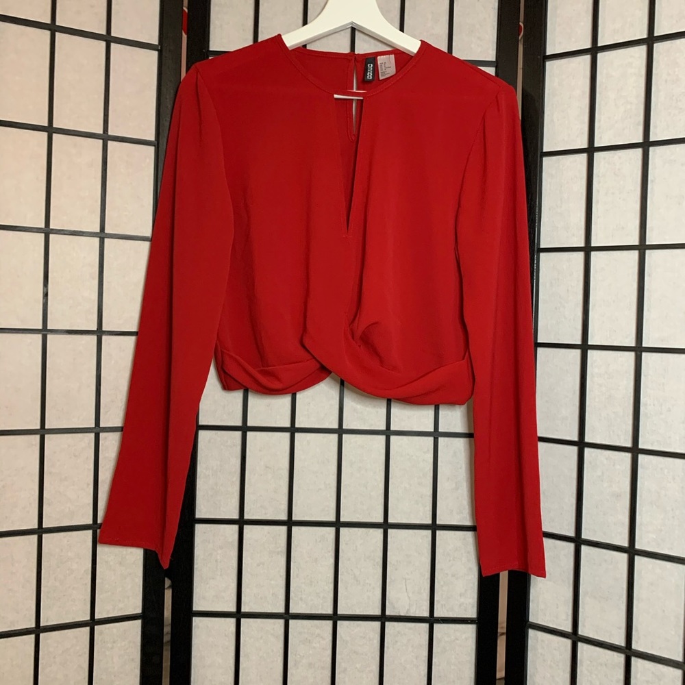 H&M Cropped blouse with V neck hole + twist front